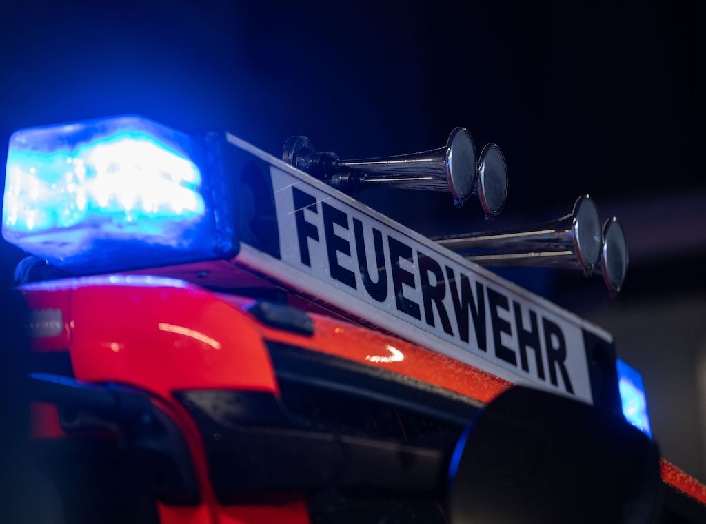 Landkreis Prignitz: Haus gerät an der Bundesstraße in Brand