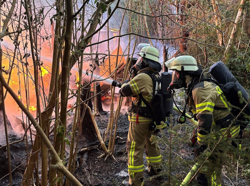 Feuerwehr löscht Gartenlaubenbrand in Bremerhaven-Fehrmoor