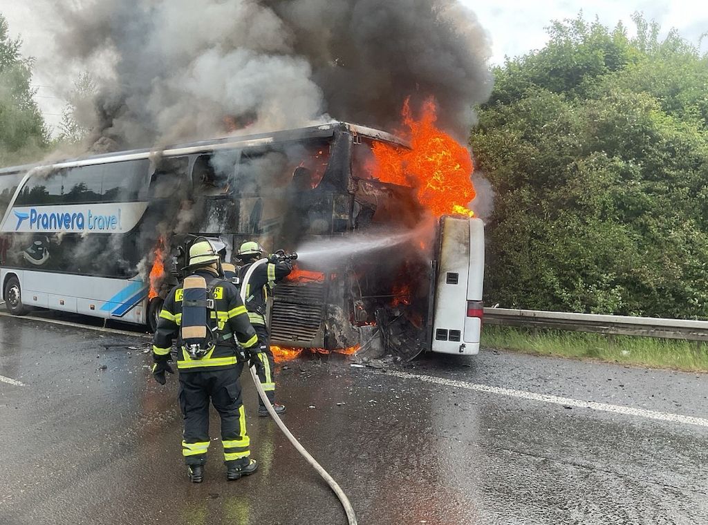 Reisebus auf B 236 bei Dortmund in Flammen aufgegangen