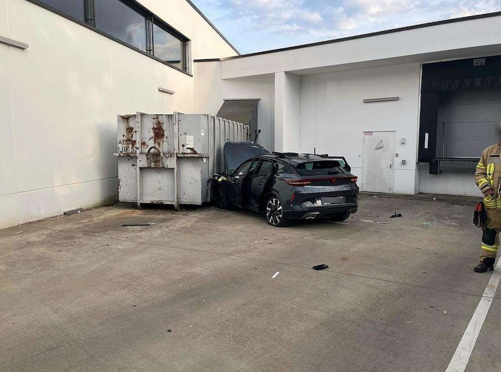 Auto stürzt in Düsseldorf-Angermund mehrere Meter in Tiefe