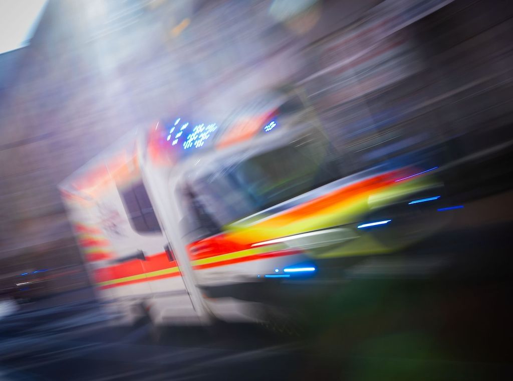 Schwerer Unfall auf Mariendorfer Damm: Motorradfahrer in Lebensgefahr