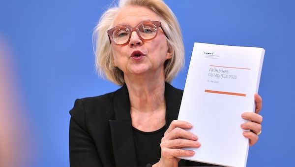 Wirtschaftsweise offen für Feiertagsstreichung