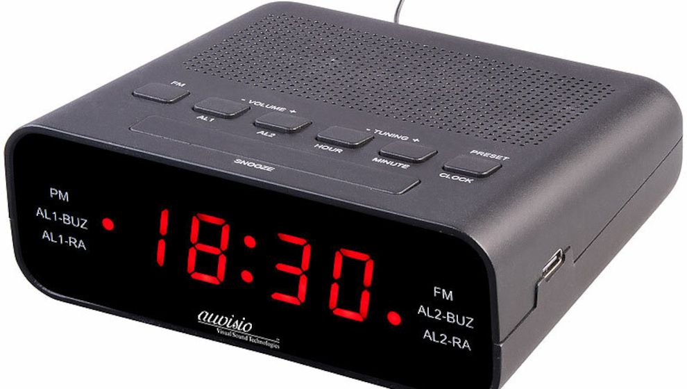 Mit dem UKW-Radiowecker mit LED-Anzeigen von auvisio können zwei unabhängige Weckzeiten eingestellt werden.