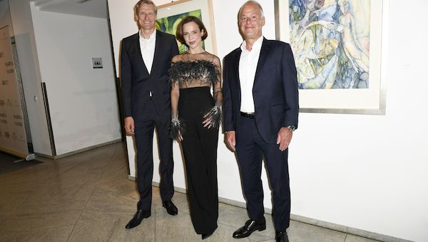 Bilder einer Ausstellung: Eine Eröffnung die berauschte, die Künstlerin Maria Naydis entführte bei ihrer Ausstellungseröffnung in der Kunsthalle LV1871 in tiefere Dimension der Fantasie!