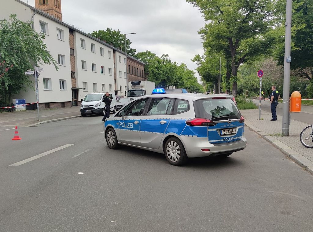 Polizei stellt Plakat mit strafrechtlich relevantem Inhalt in Berlin-Mitte sicher