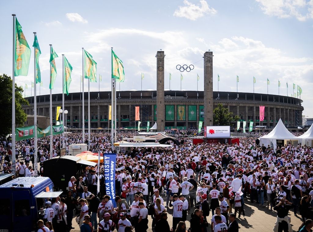 Jetzt gehts los - Fans laufen zum Pokalfinale ins Berliner Olympiastadion