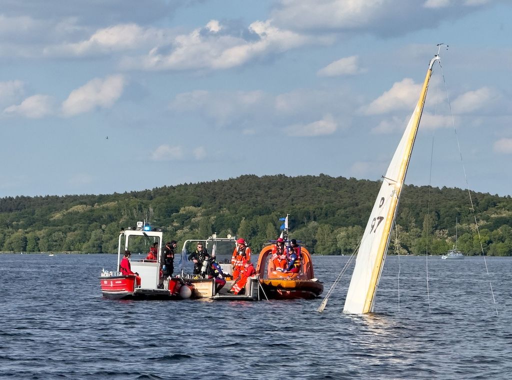 Bootsunfall auf der Berliner Havel: Wasserwacht rettet Person vor dem Ertrinken