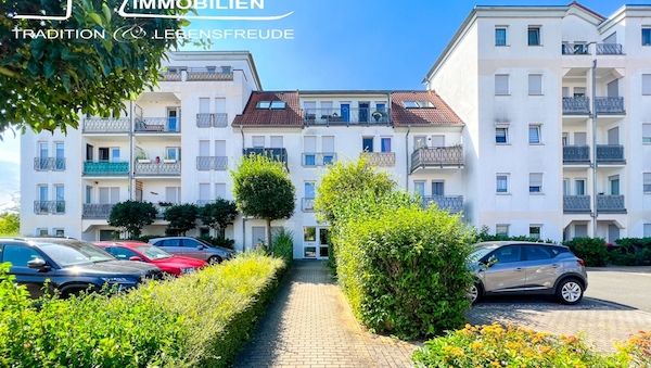 Sympathisch vermietete 3 Raumwohnung mit zwei Balkonen, EBK und PKW- SP