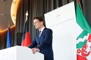 Einsichten mit Aussicht: Spitzenpolitiker beim Spargelessen der Berliner Pressekonferenz  Bild 3