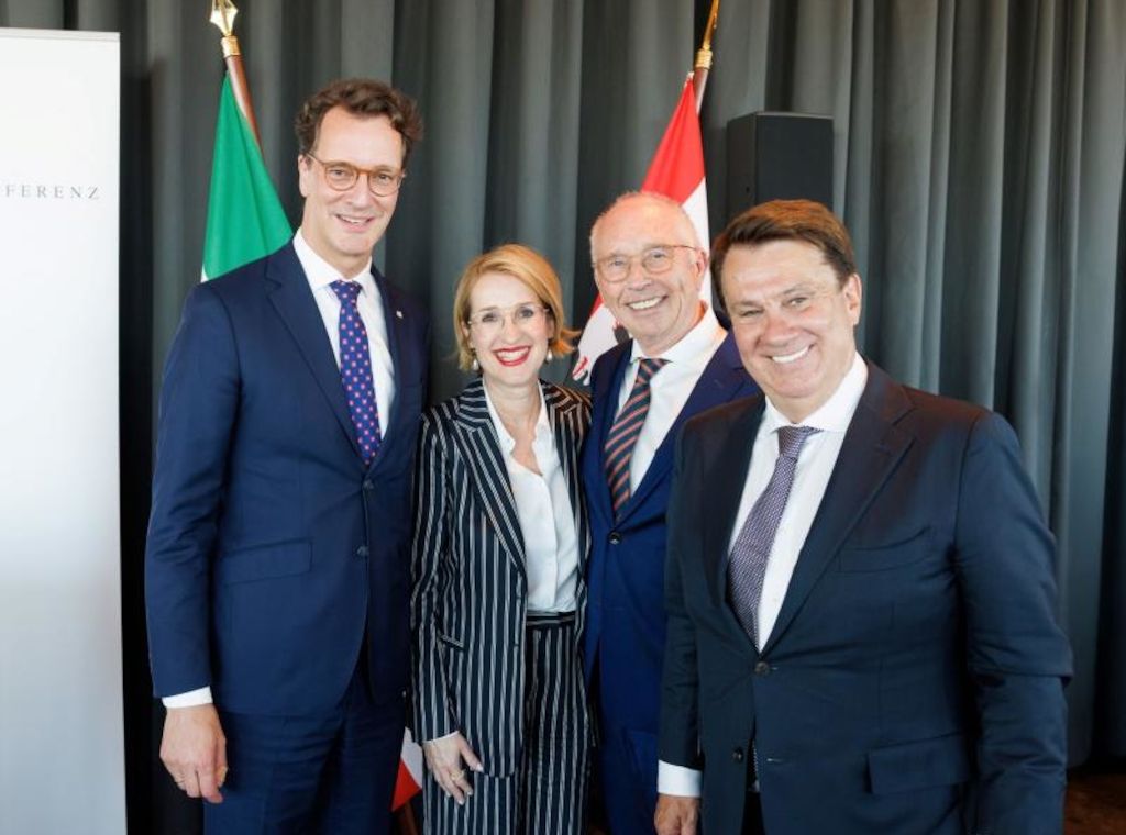 Einsichten mit Aussicht: Spitzenpolitiker beim Spargelessen der Berliner Pressekonferenz 