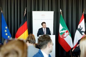 Einsichten mit Aussicht: Spitzenpolitiker beim Spargelessen der Berliner Pressekonferenz  Bild 1