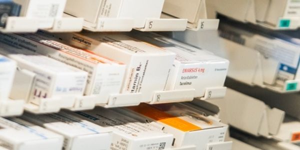 Rheuma: Einnahme von Kortison plus Magenschutz kann Knochendichte verringern