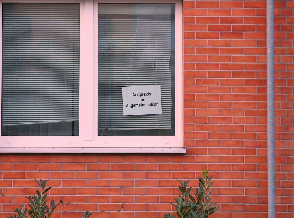 Gesundheitsversorgung: Landkreise stellen Arztvorbehalt infrage