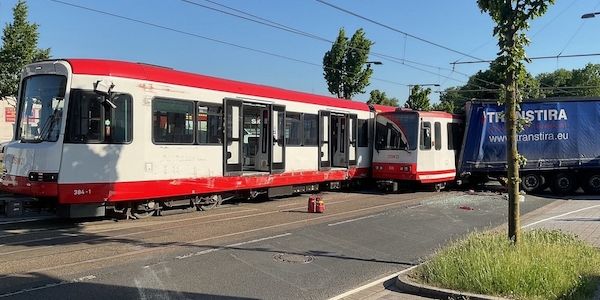 Verletzte nach Unfall mit LKW und Stadtbahnen in Dortmund