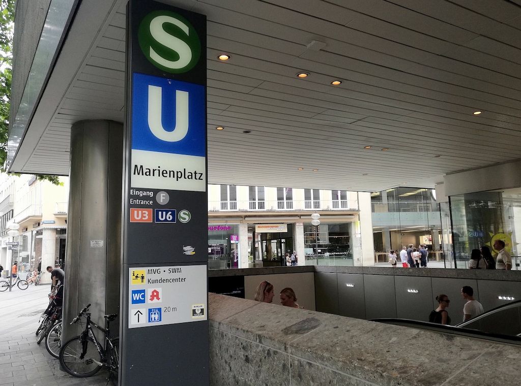 Mann verletzt in Münchner S-Bahn Gruppe mit Messer