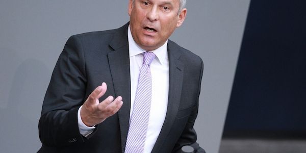 Poseck kritisiert Umgang mit mutmaßlich rechtsextremen Polizisten