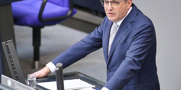 Grüne kritisieren Dobrindts "Migrations-Theater"