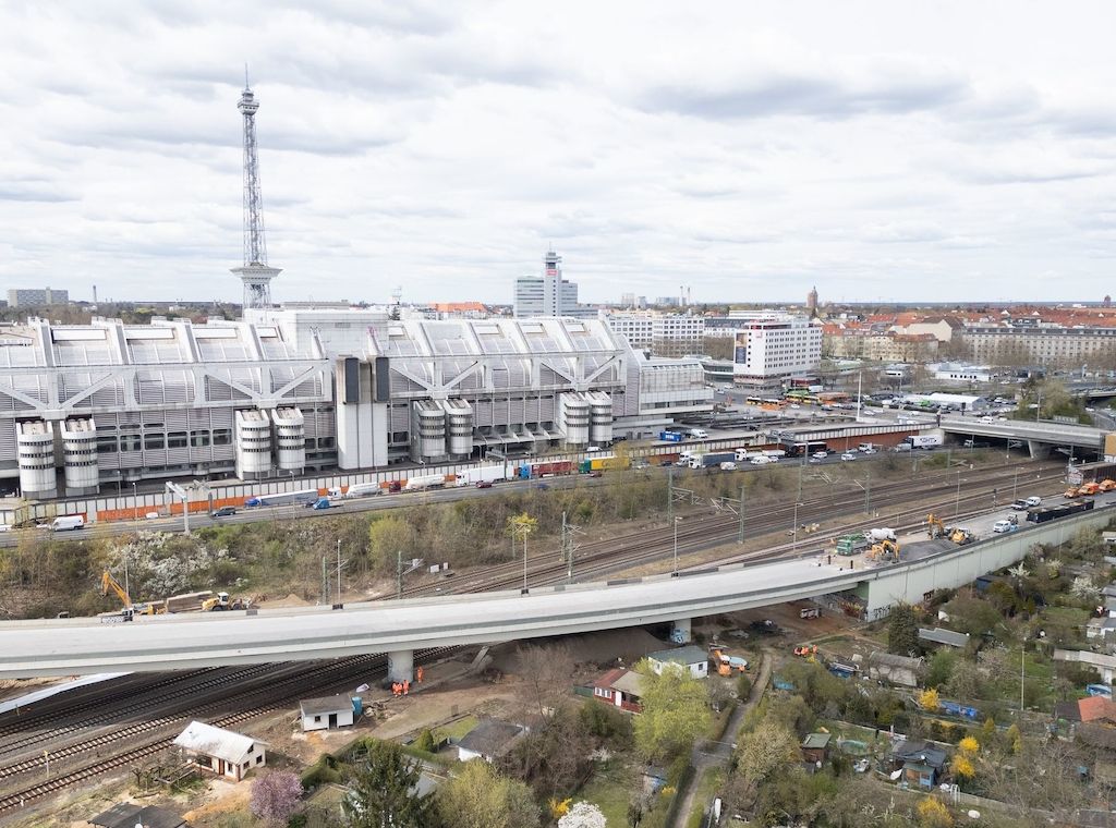 A100 Richtung Dreieck Funkturm wird für Lkw gesperrt