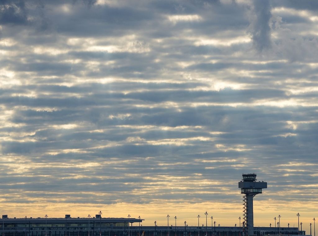Mann klettert über Zaun von Hauptstadtflughafen