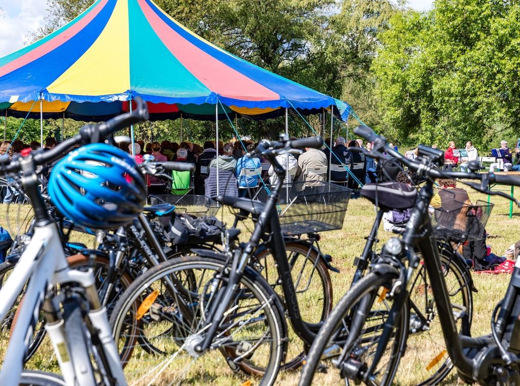 Radeln, Bollerwagen, Bier: Brandenburg feiert Himmelfahrt