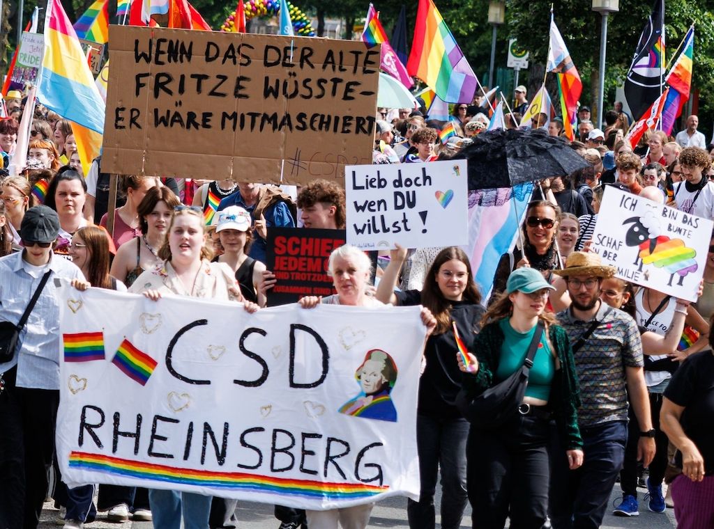 Zum Christopher Street Day in in Rheinsberg kamen rund 1.300 Besucher