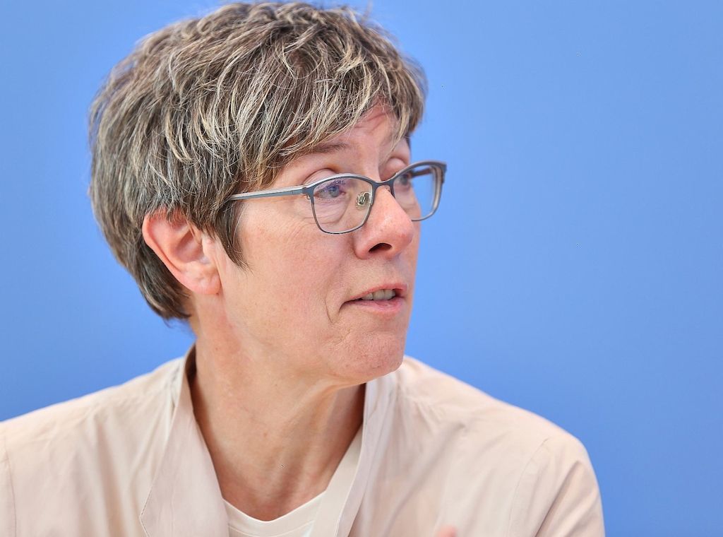 Kramp-Karrenbauer für schnelle Wehrpflicht und Taurus