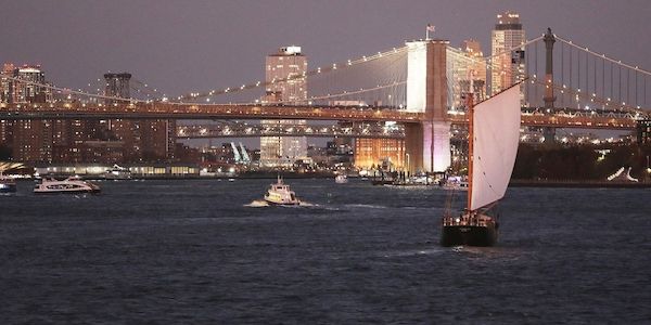 Schiff kollidiert mit Brooklyn Bridge in New York - zwei Tote