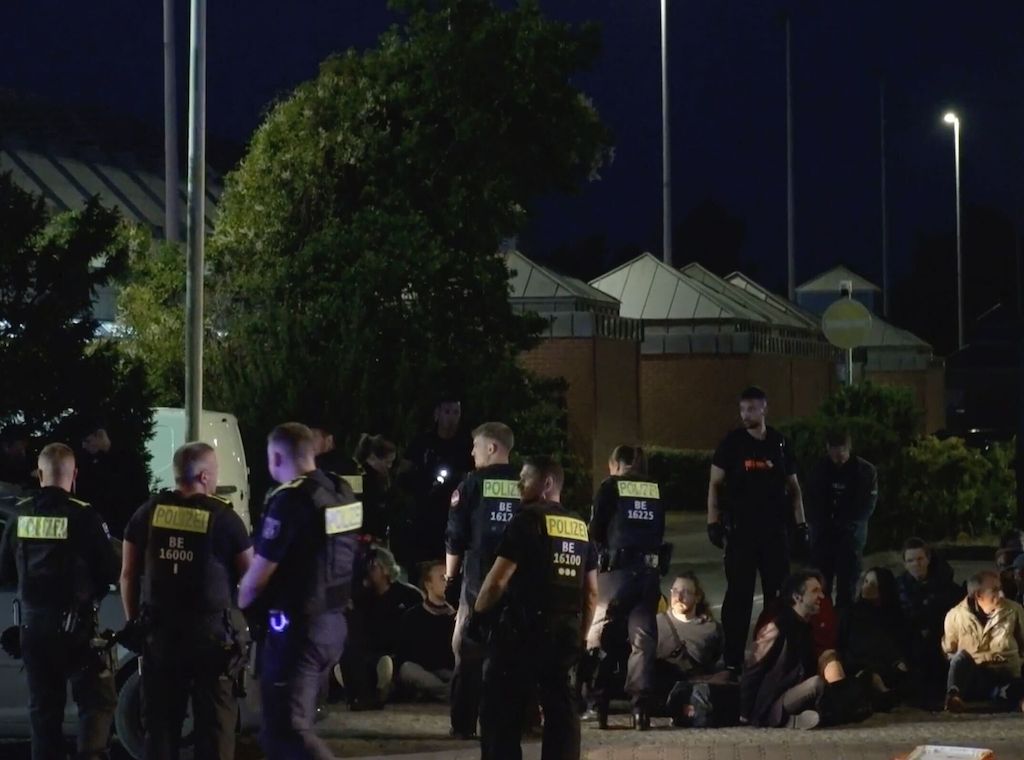 Spandau: Polizei stoppt Blockade von Klimaschützern - 39 Festnahmen