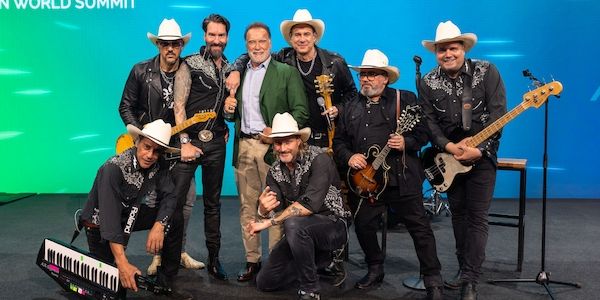 The BossHoss singen und trainieren mit Weltstar Arnold Schwarzenegger