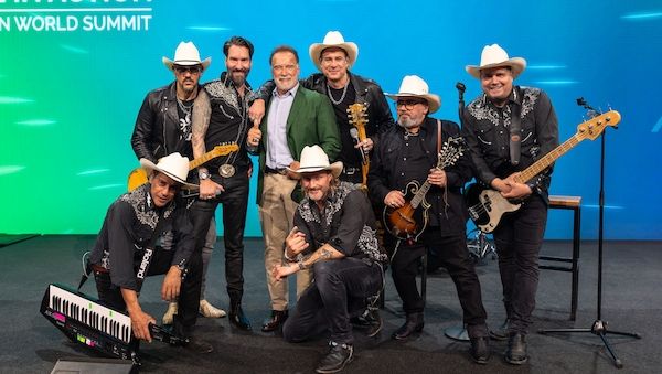 The BossHoss singen und trainieren mit Weltstar Arnold Schwarzenegger