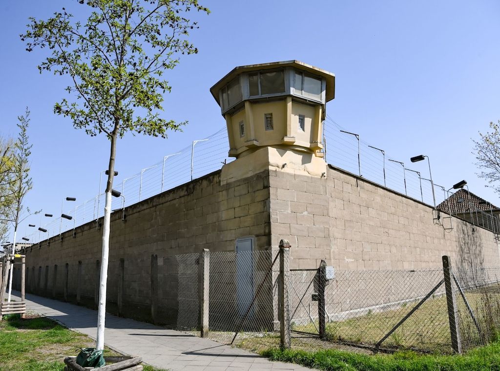 Strafanzeige: Uniformierter in NVA-Trabant an früherem Berliner Stasi-Gefängnis