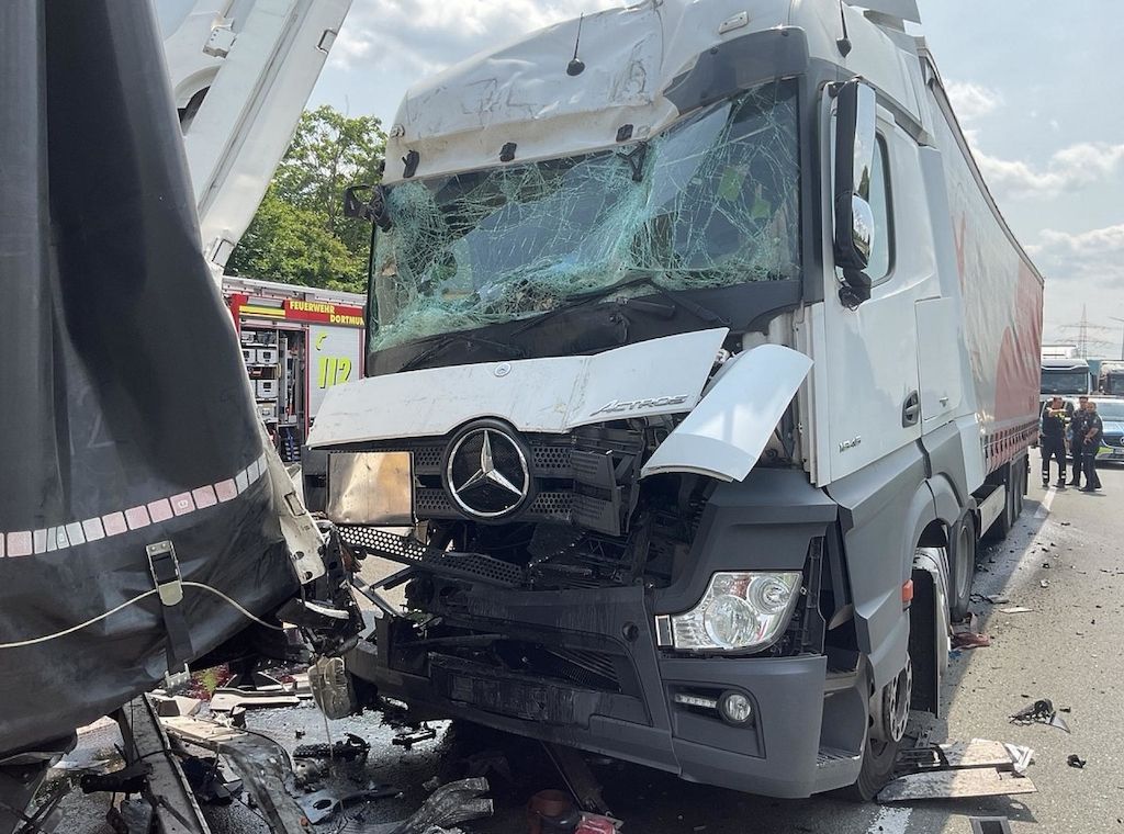 Verkehrsunfall zwischen drei LKW auf der A45 bei Dortmund
