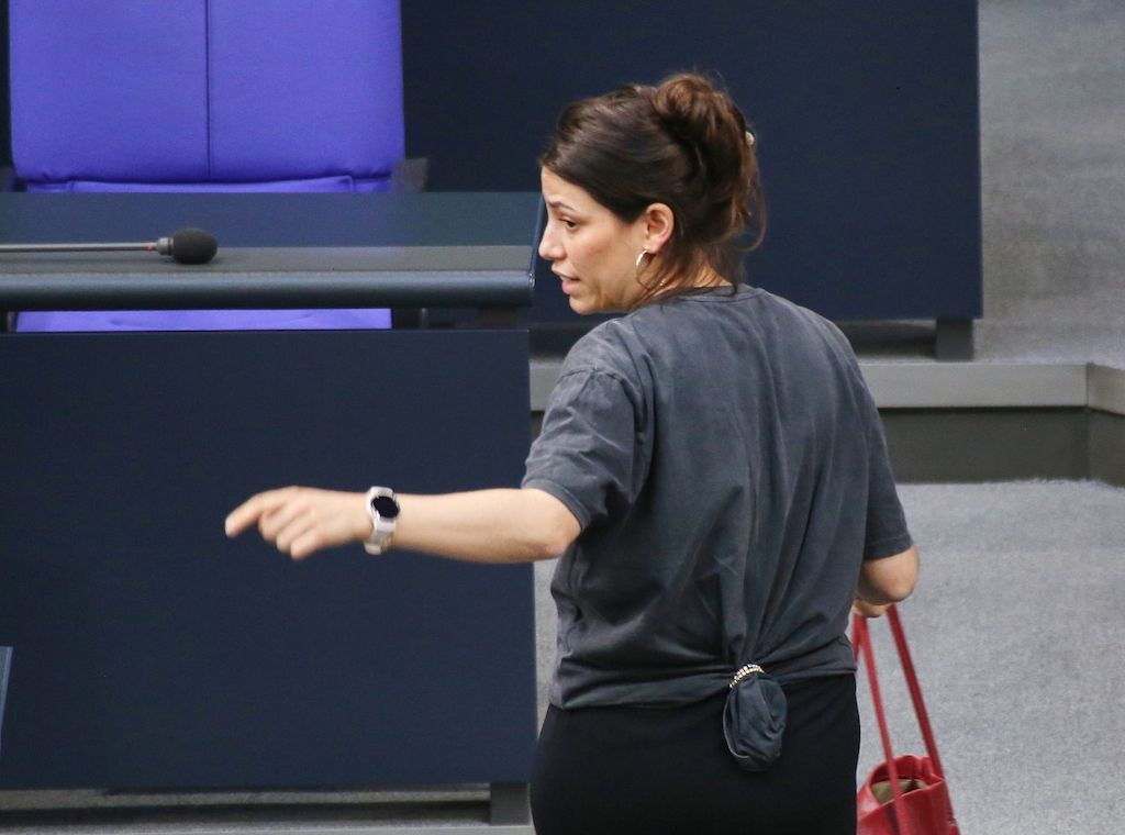 Pullover sorgt für Rauswurf von Linken-Politikerin aus Bundestag
