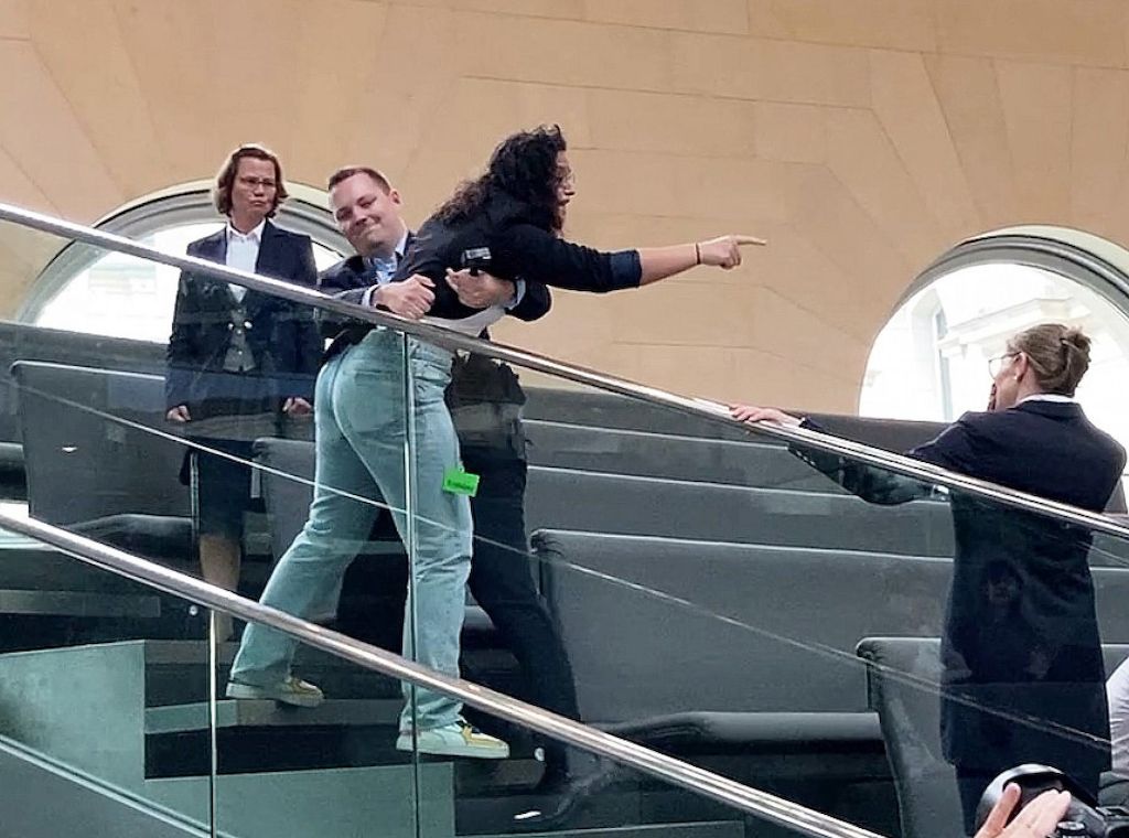 Besucherin stört Bundestagssitzung - "Free Palestine"-Rufe
