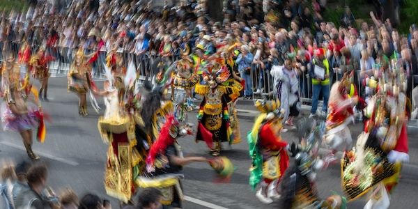 Karneval der Kulturen - buntes Spektakel mit neuer Route in Berlin