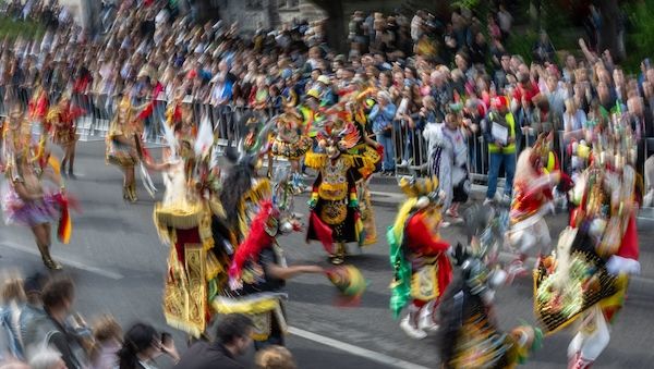 Karneval der Kulturen - buntes Spektakel mit neuer Route in Berlin