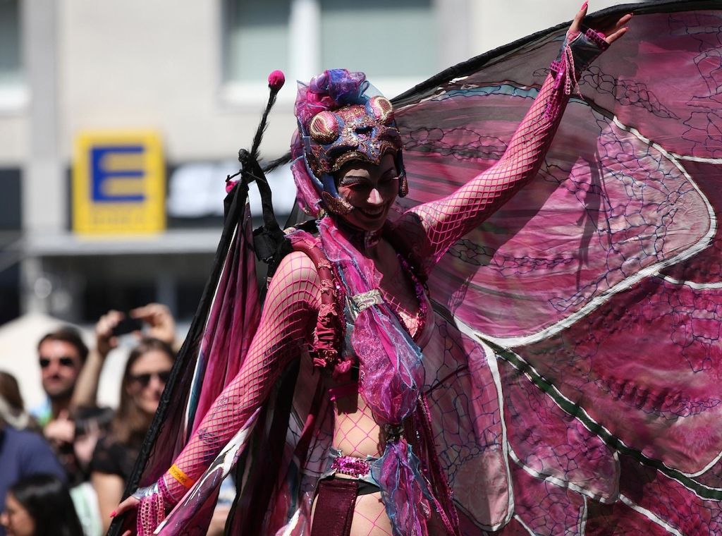 Senatorin Kiziltepe würdigt Karneval der Kulturen als Zeichen für Vielfalt