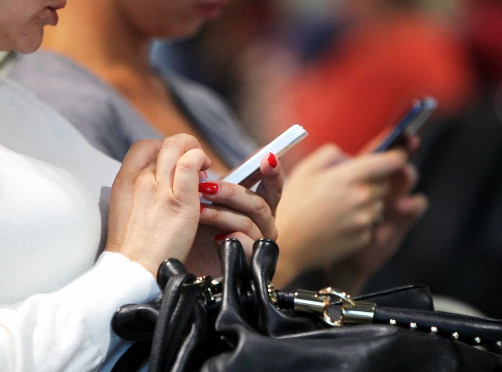 Prien kritisiert Smartphone-Nutzung von Eltern