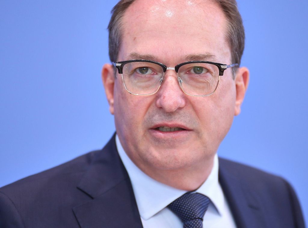 Asyl: Dobrindt will Notlagen-Klärung durch EuGH