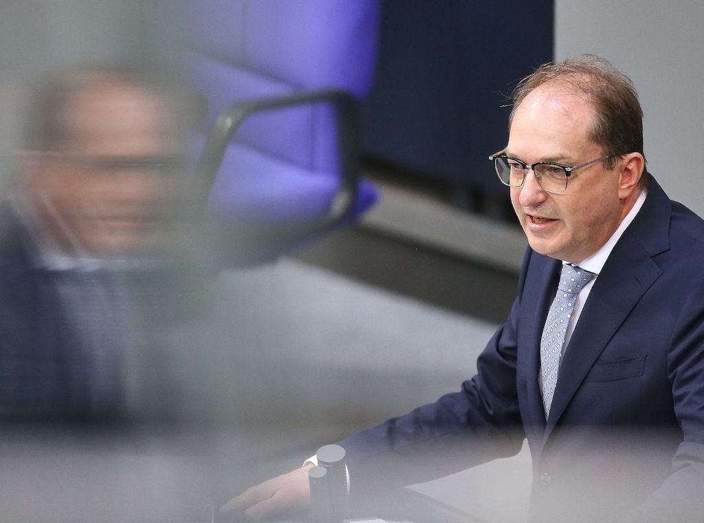 Dobrindt will Asylrecht im Grundgesetz nicht "infrage stellen"