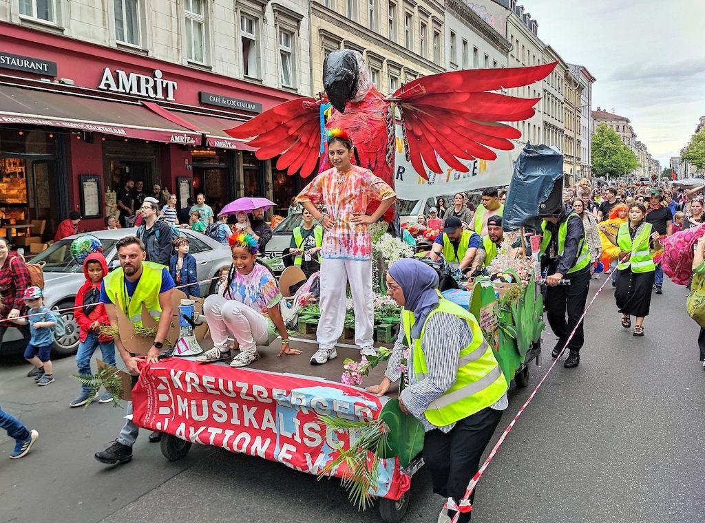 29. Kinderkarneval der Kulturen zieht durch Berlin-Kreuzberg