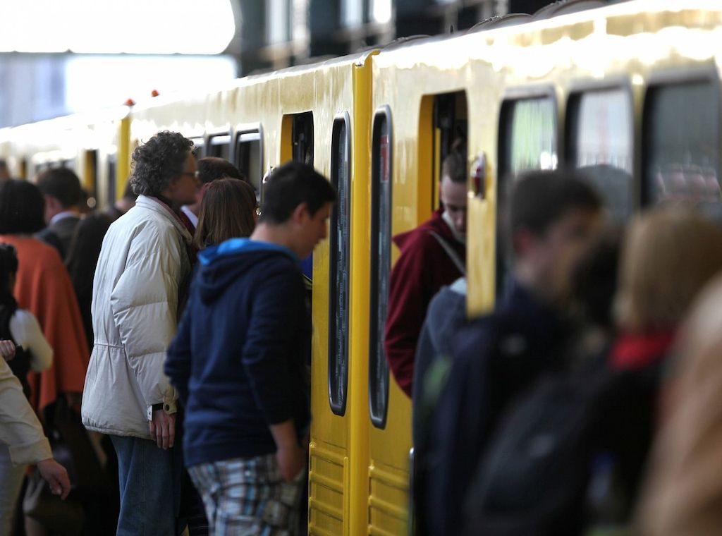 Berlins Regierender zweifelt an Finanzierung des Deutschlandtickets