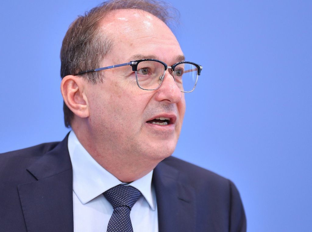 Dobrindt warnt vor wachsender Gewalt junger Extremisten