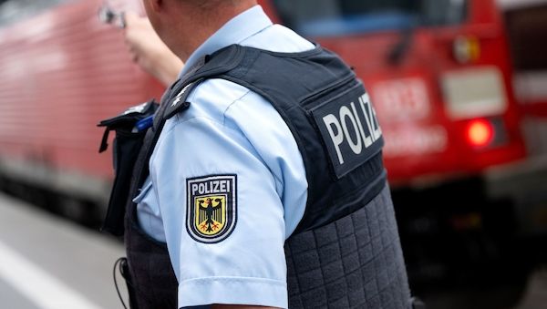 Zwei Mädchen legen Schild auf Bahngleise - Notbremsung in Brandenburg an der Havel