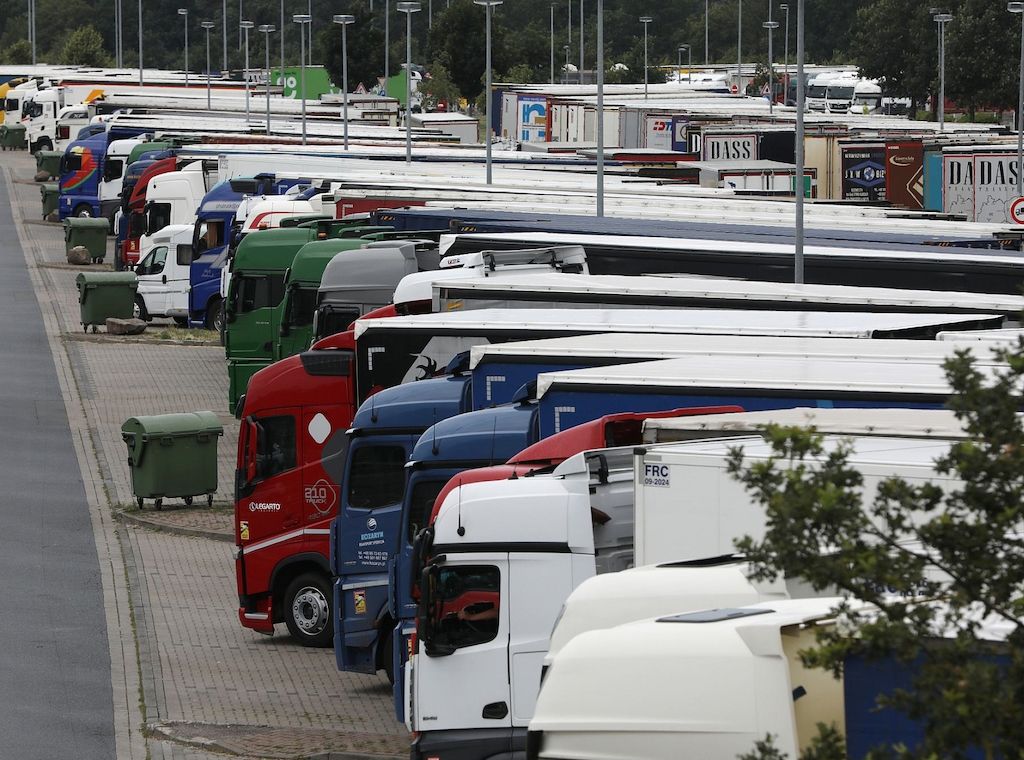 Etwas weniger mautpflichtige Lkws auf Autobahnen