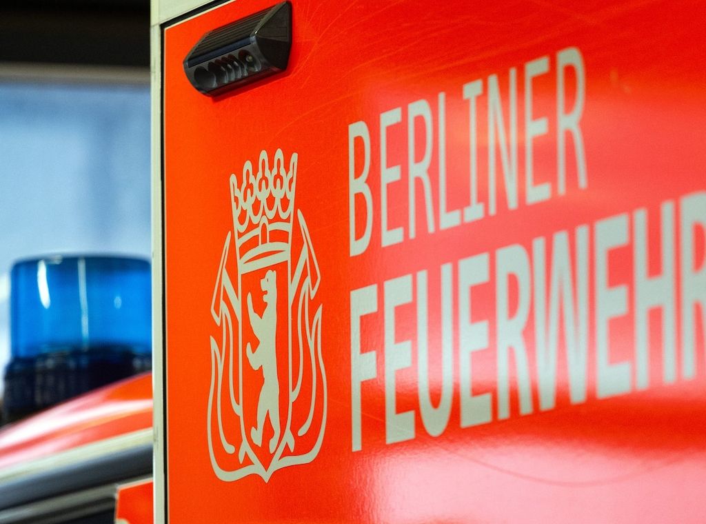 Berlin-Buch: Pferd im Wasser in Not - Feuerwehr als Retter