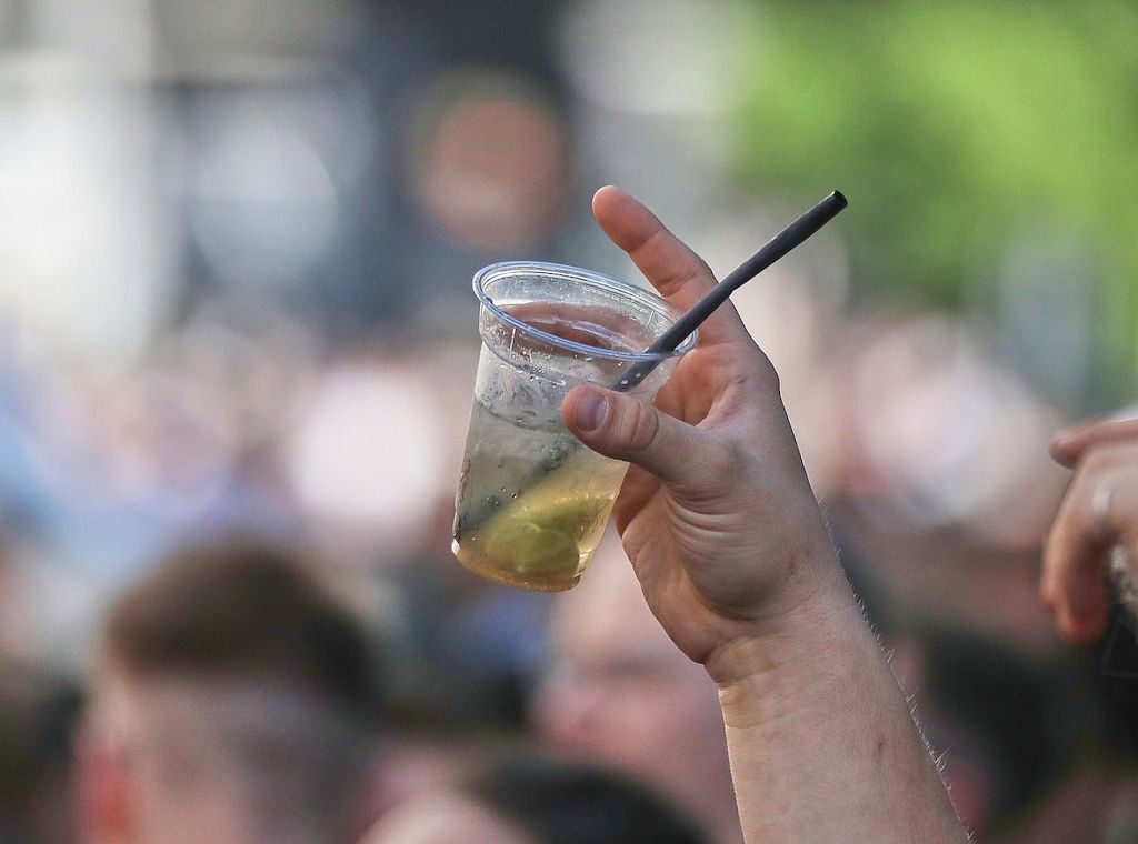 Gesundheitsminister fordern Verbot von begleitetem Alkoholkonsum