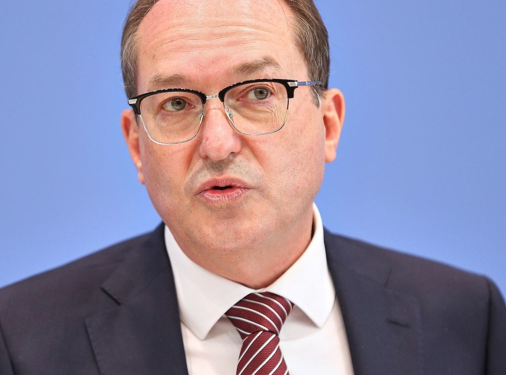 Bayerns Innenminister stärkt Dobrindt den Rücken