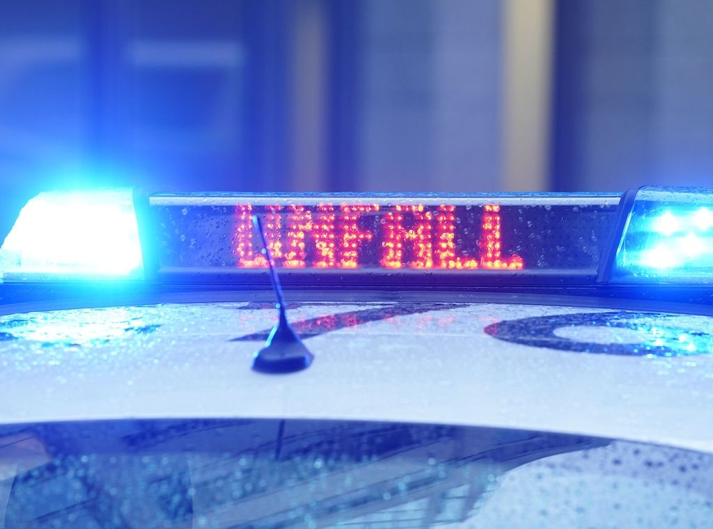 Fußgängerin von Auto erfasst und verletzt