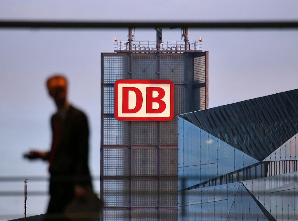 Verkehrsminister stellt Bahn-Führung infrage